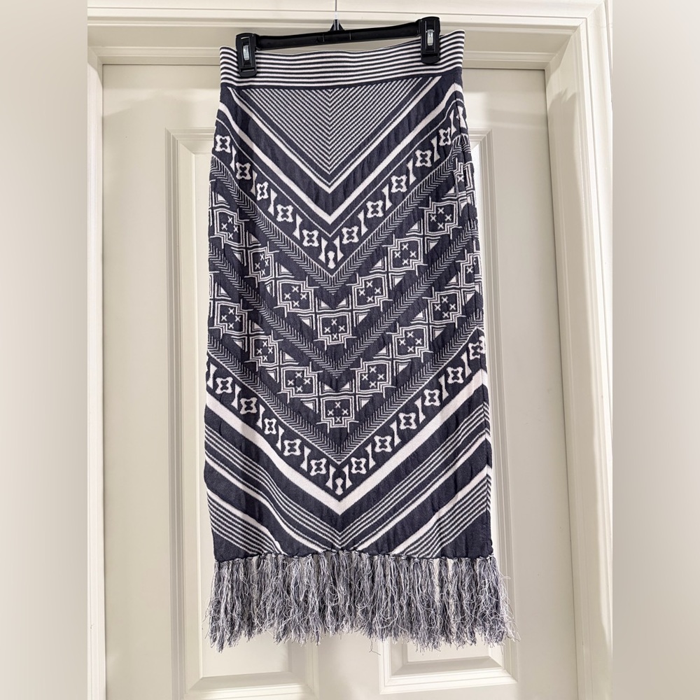 Monoreno Black and White Striped Scarf